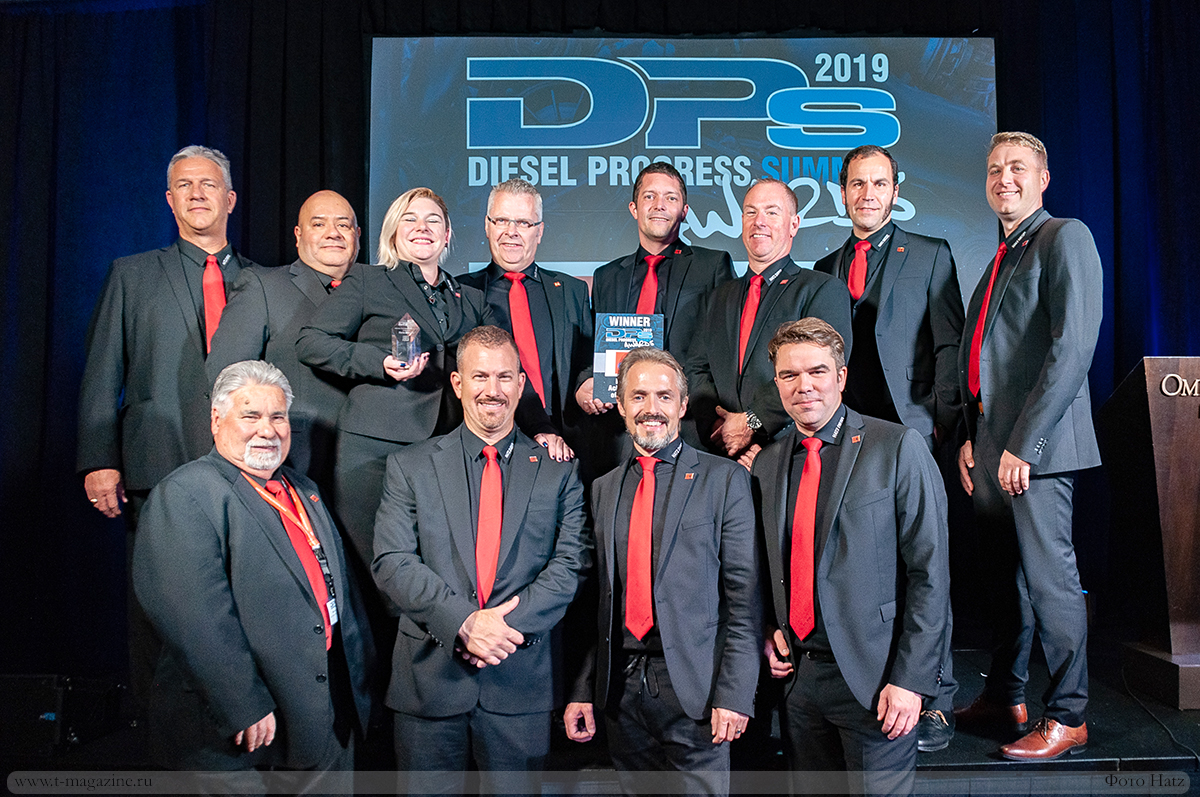 Фото команды Hatz с наградой Diesel Progress Award 