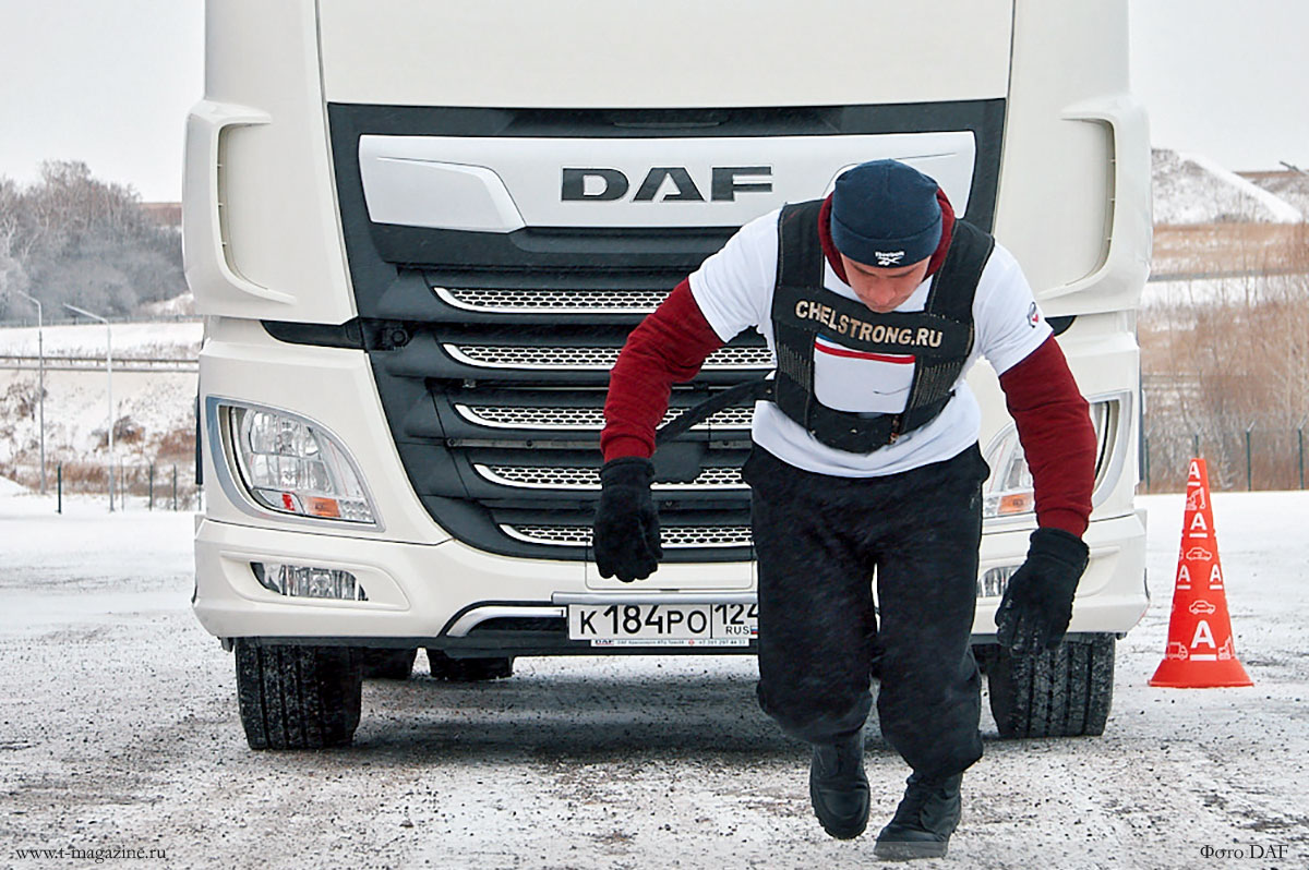Иннокентий Веселов буксирует грузовик DAF XF 480