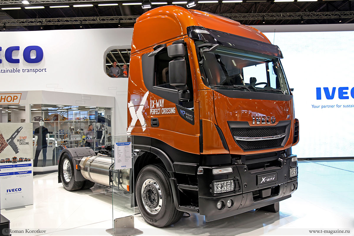 Седельный тягач Iveco X-way на стенде компании на выставке