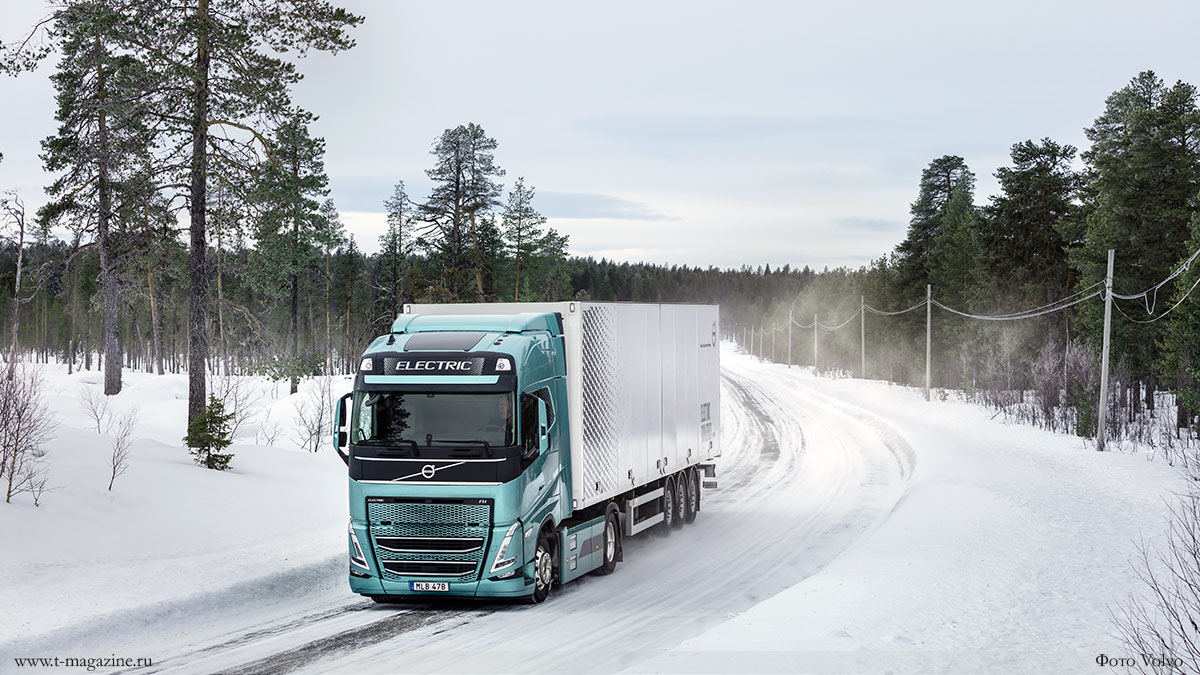Электрический грузовик Volvo на зимней лесной дороге