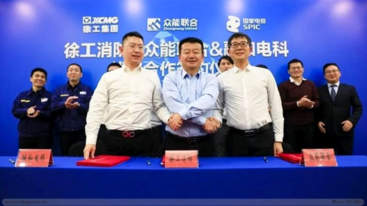 Тяньли Ян, генеральный директор, Zhongneng United Rental; Цяньцзинь Ли, генеральный директор XCMG Access; и Сюбао Лю, вице-президент Ronghe Electric Leasing на подписании соглашения
