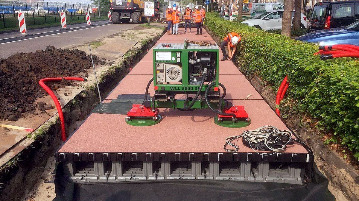 Строительство дороги из пластиковых модулей в Голландии
