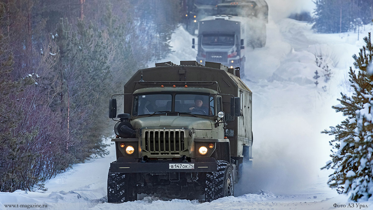 Колонная грузовиков Урал движется по заснеженной дороге
