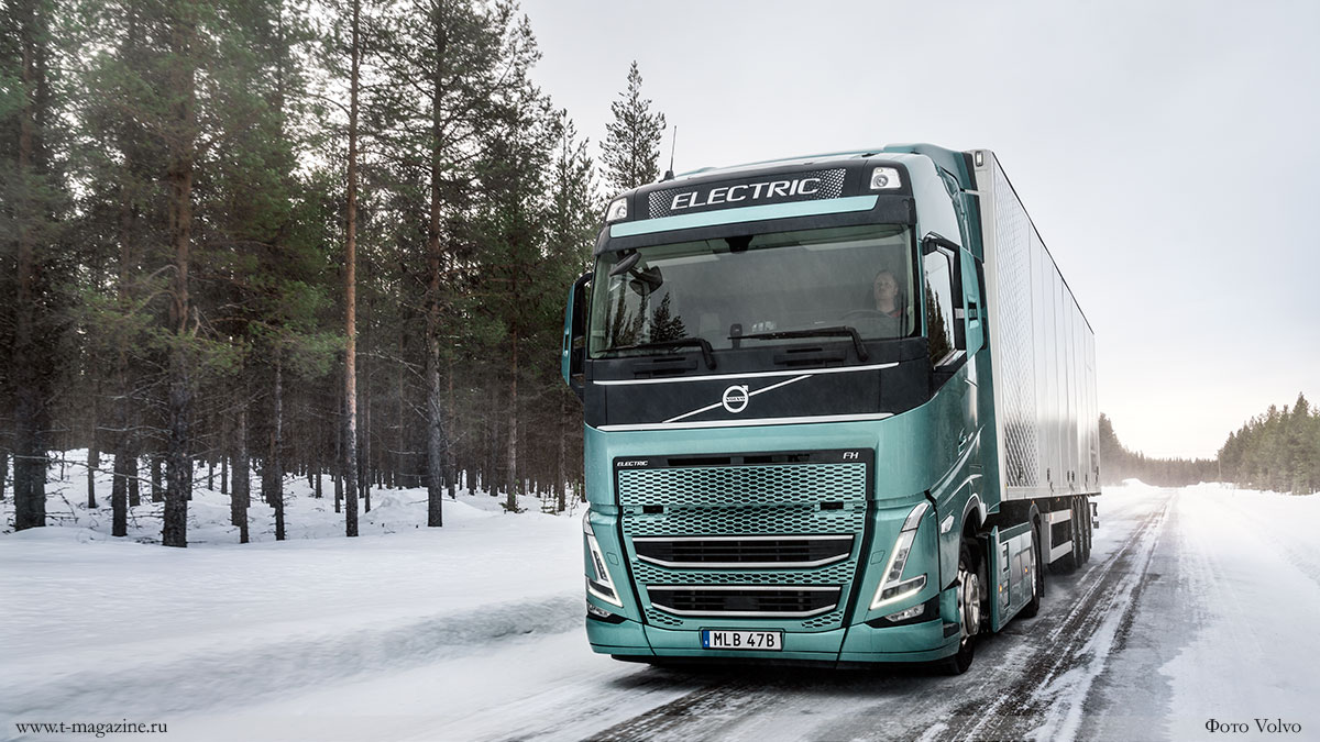 Электрический грузовик Volvo FH Electric в зимнем сосновом лесу