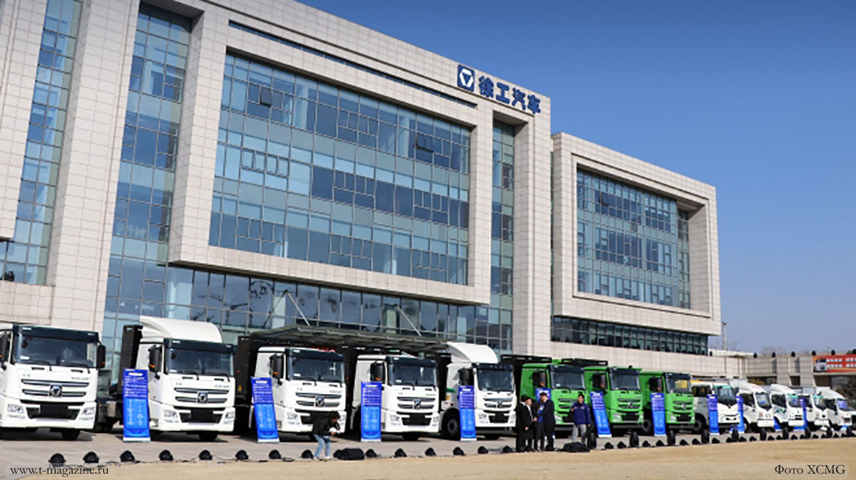 14 электрических грузовиков XCMG перед зданием штаб-квартиры компании