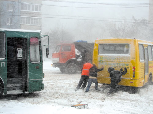 Фото выталкивания автобуса из снега