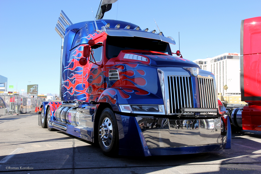 Фото грузовика трансформера Optimus Prime Western Star A 5700 XE на выставке World of Concrete 2016