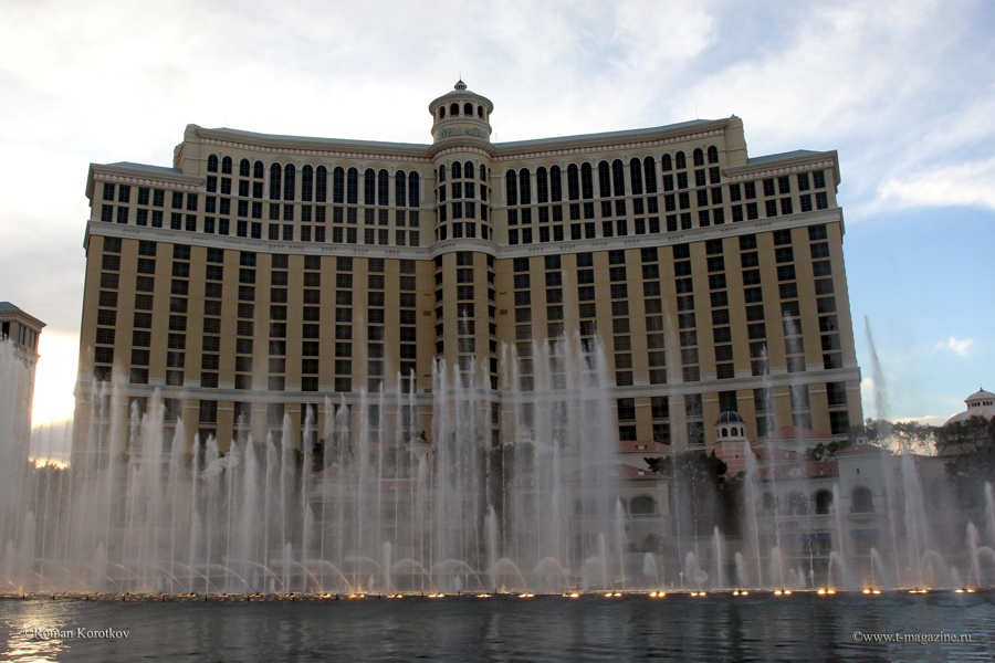 Фото танцующего фонтана перед отелем-казино Bellagio в Лас-Вегасе