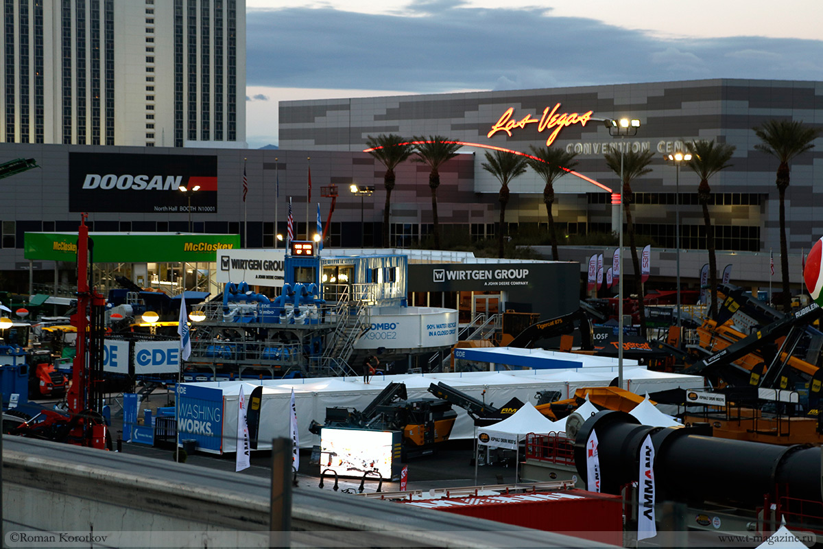 Фото выставочного центра Las Vegas Convention Center вечером во время Conexpo 2020