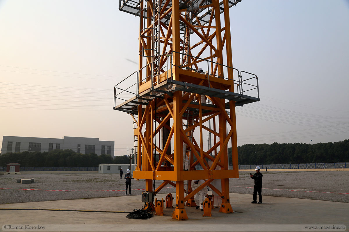 Проверка установленного башенного крана на строительной площадке