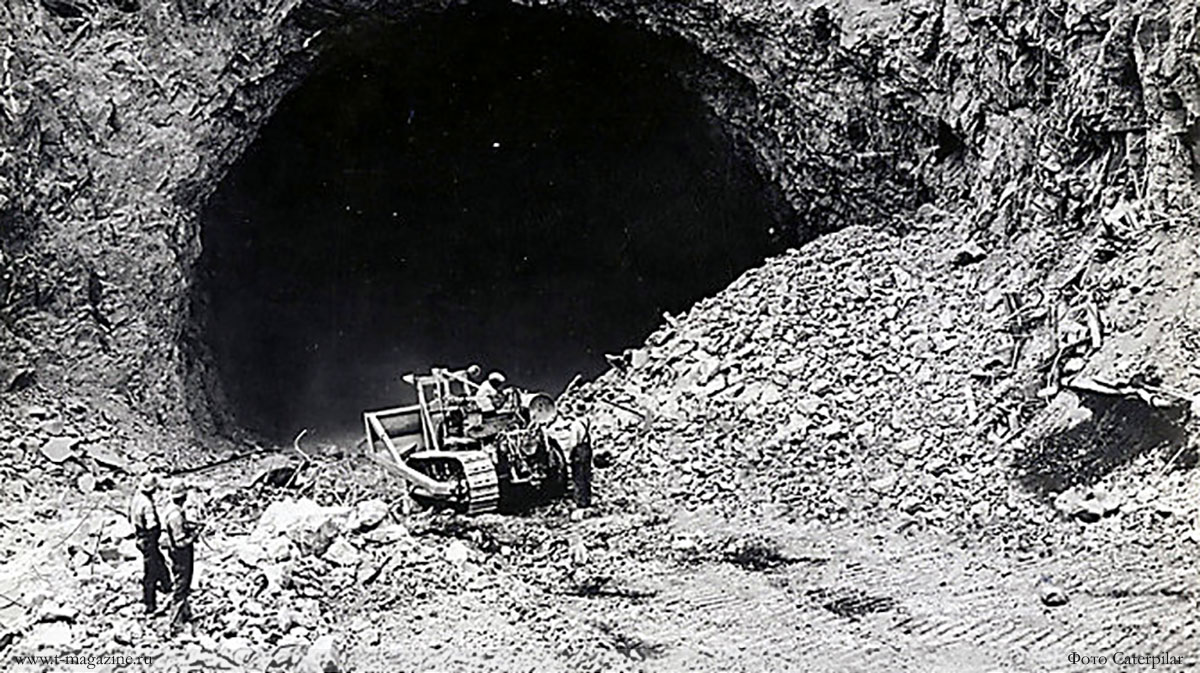 Архивное фото бульдозера в каменоломне
