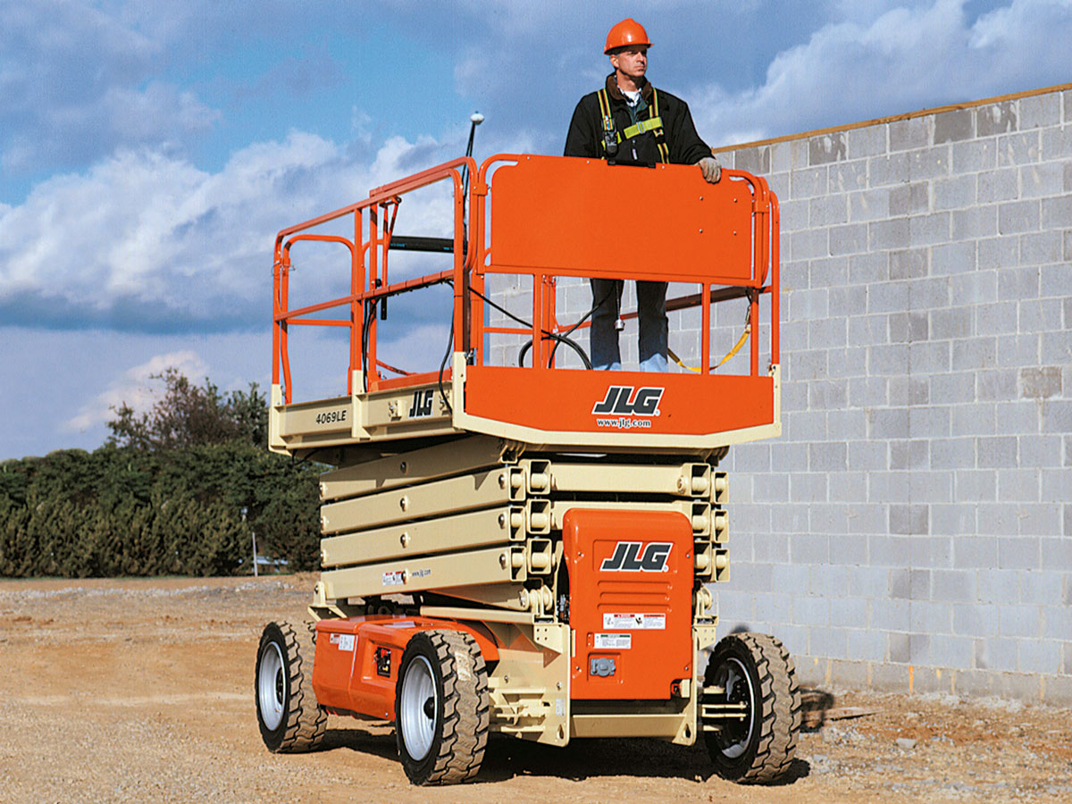 Ножничный подъёмник для строительных и отделочных работ JLG