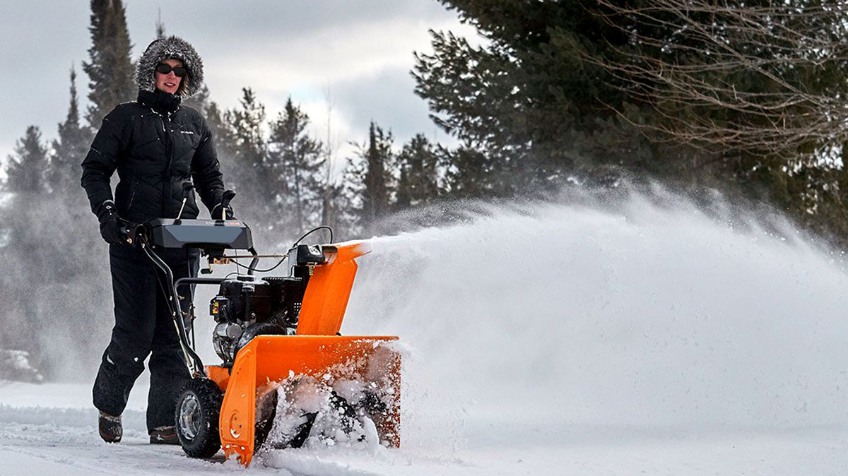 Уборка снега ручным снегоуборщиком с бензиновым двигателем