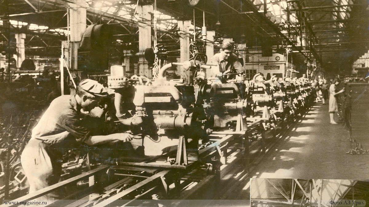 Сборка первых двигателей на заводе в Миассе. 1942 год