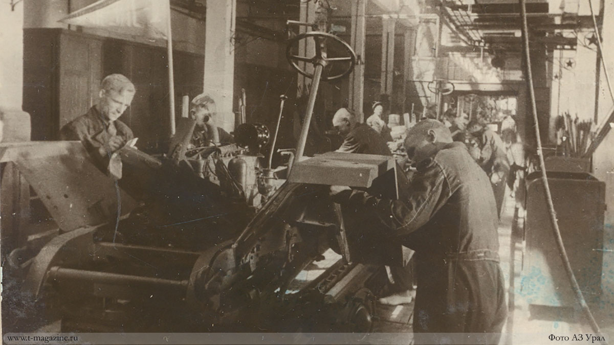 Сборка ЗИС 5 Захар на конвейере автозавода Урал ЗиС в 1944 году