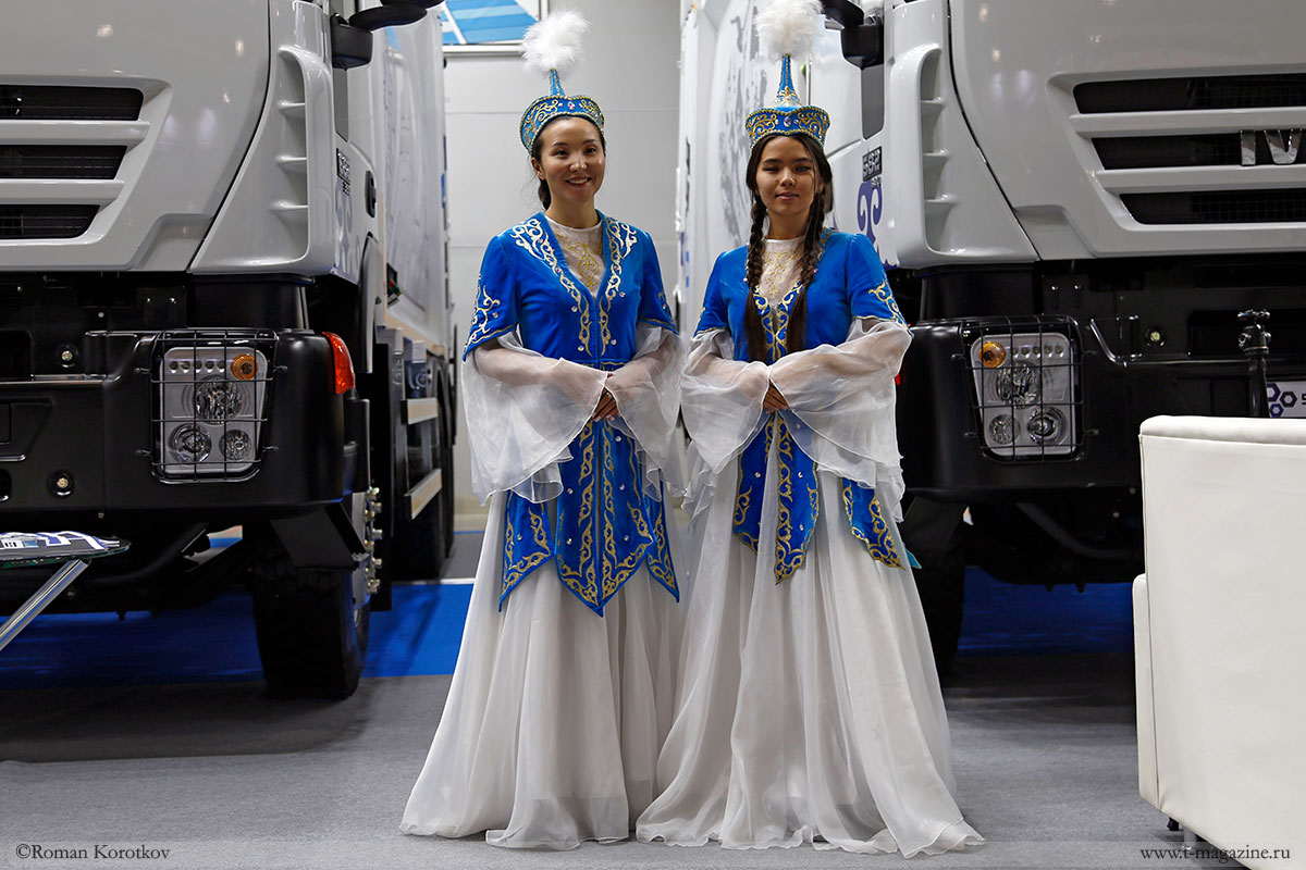 Казахские красавицы на фоне грузовиков Iveco