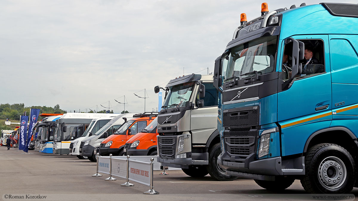 Коммерческий транспорт на площадке: грузовики, фургоны, LCV, автобусы