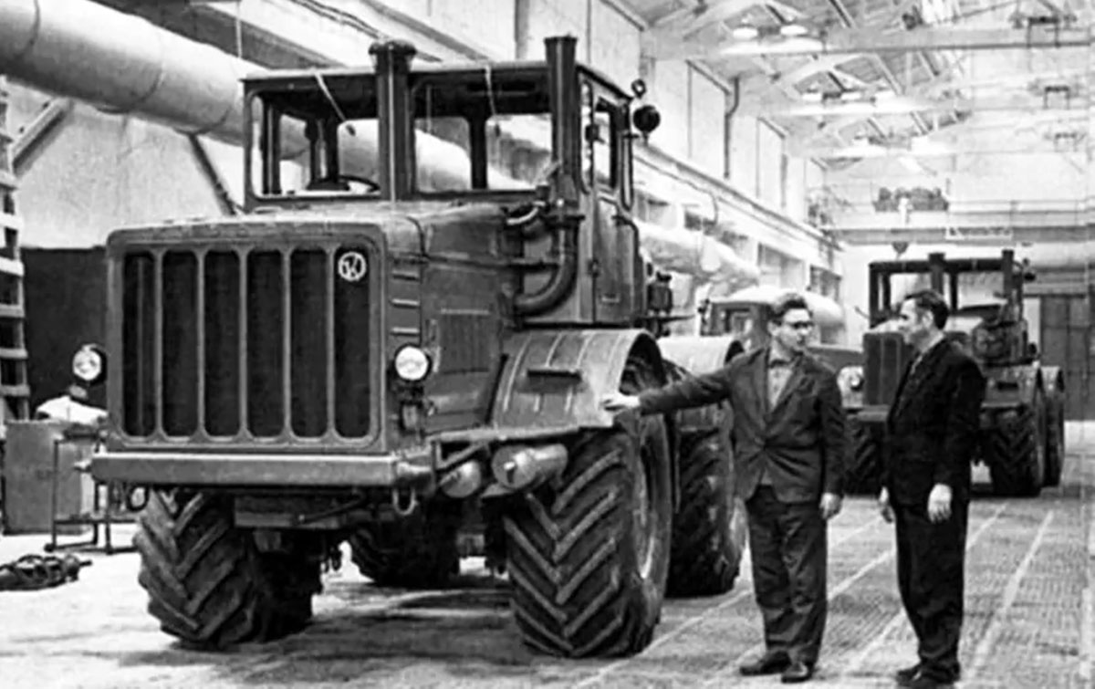 Архивное фото с конвейера. Выпуск первых колёсных тракторов Кировец К-700