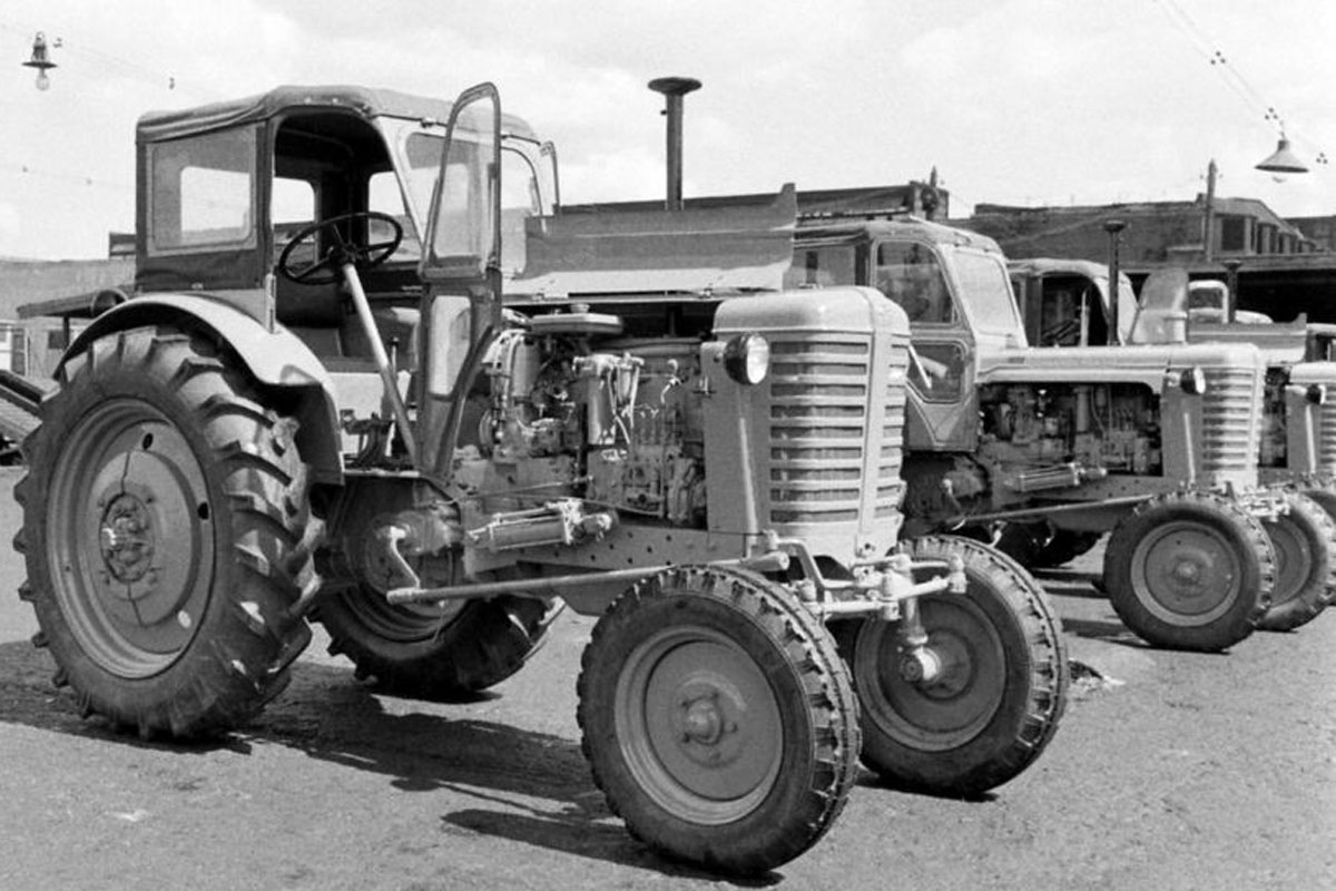 Колёсный трактор Минского тракторного завода МТЗ 80, архивное фото