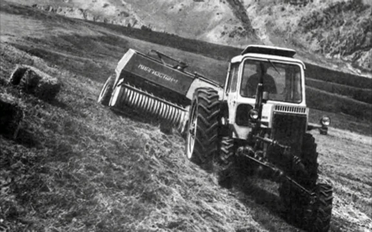 Трактор МТЗ 82К для горной местности работает на склоне