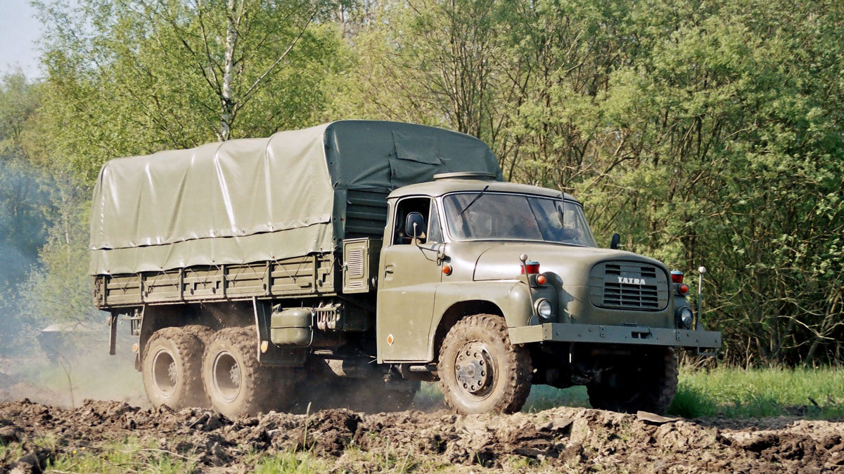 Бортовой грузовик Татра 148 на лесной дороге