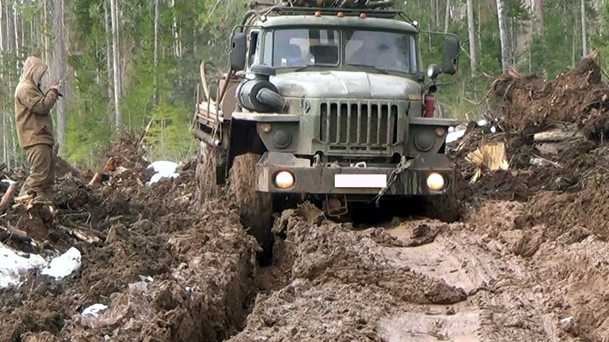Грузовик Урал 375 едет по грязи в лесу
