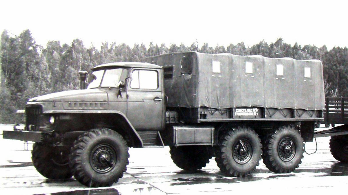 Тентованный грузовик Урал 375