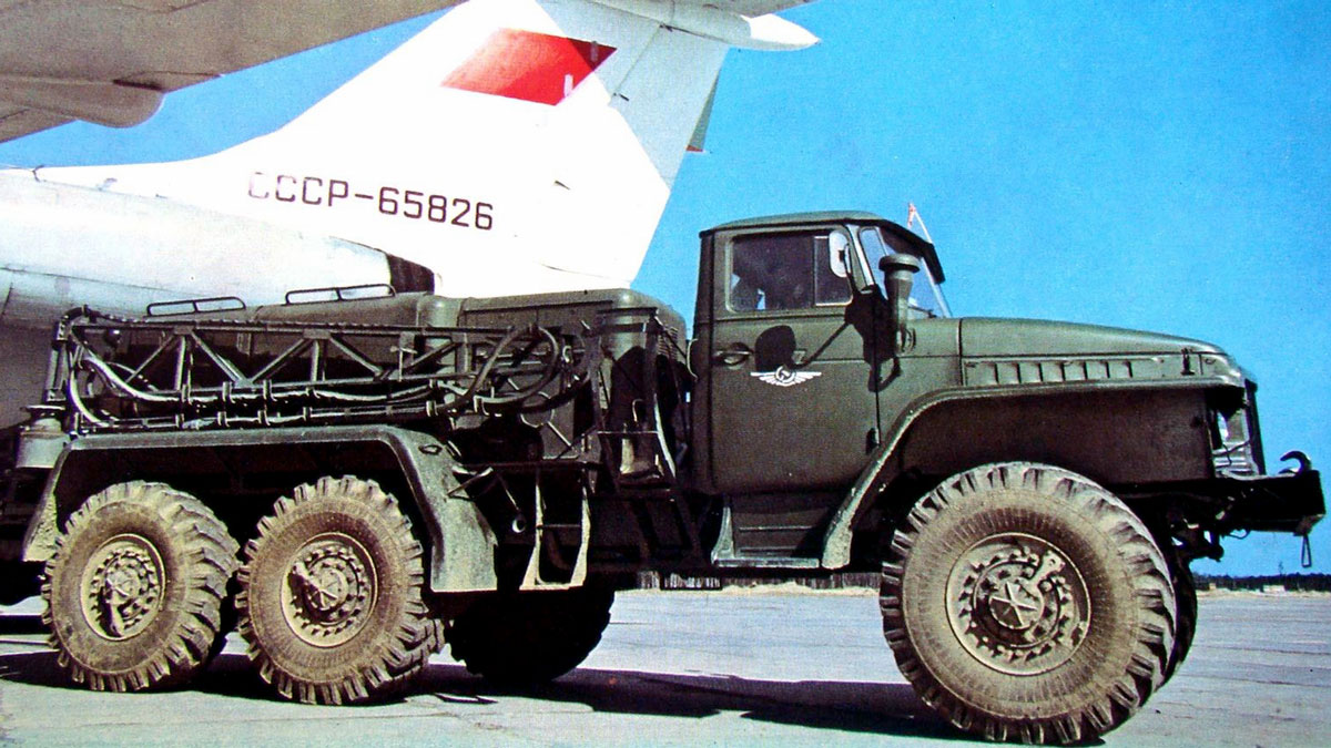 Пусковой агрегат АПА-4Г на шасси «Урал-375Е» с двумя поворотными раздаточными стрелами