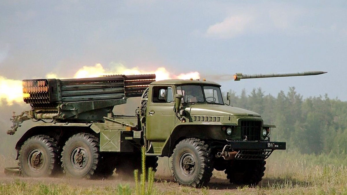 Грузовик Урал 375 выпускает ракету из системы залпового огня град