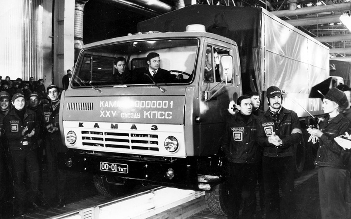 Первый грузовик КамАЗ 5320 на конвейере Камского автомобильного завода, архивное фото