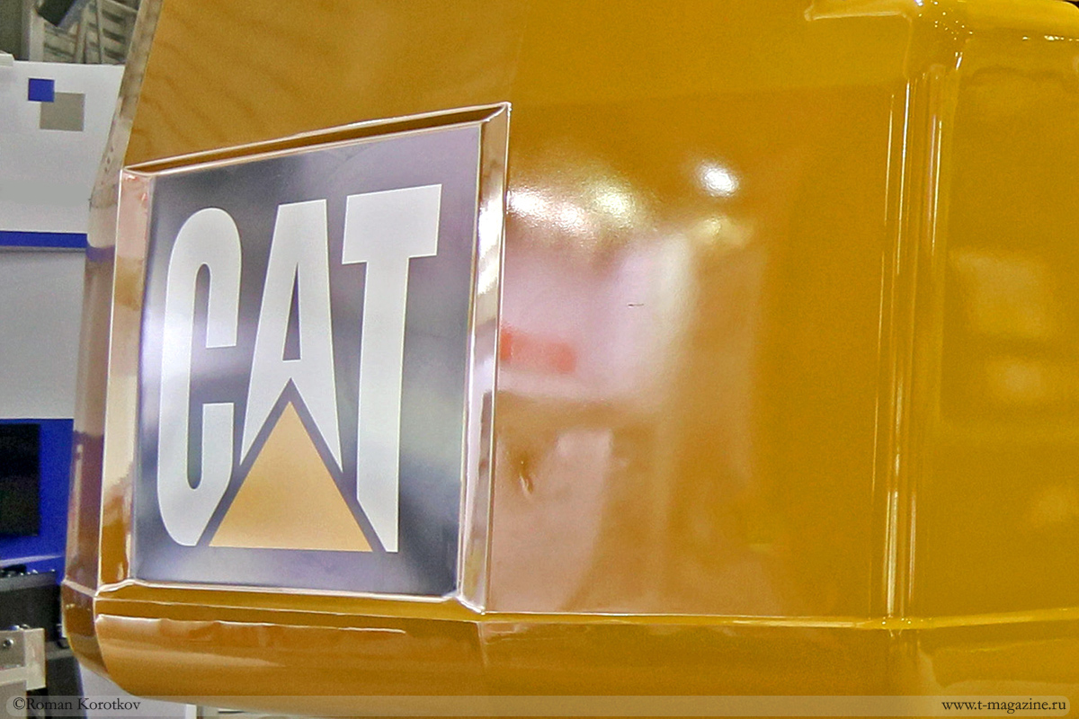 Фото логотипа CAT на экскаваторе