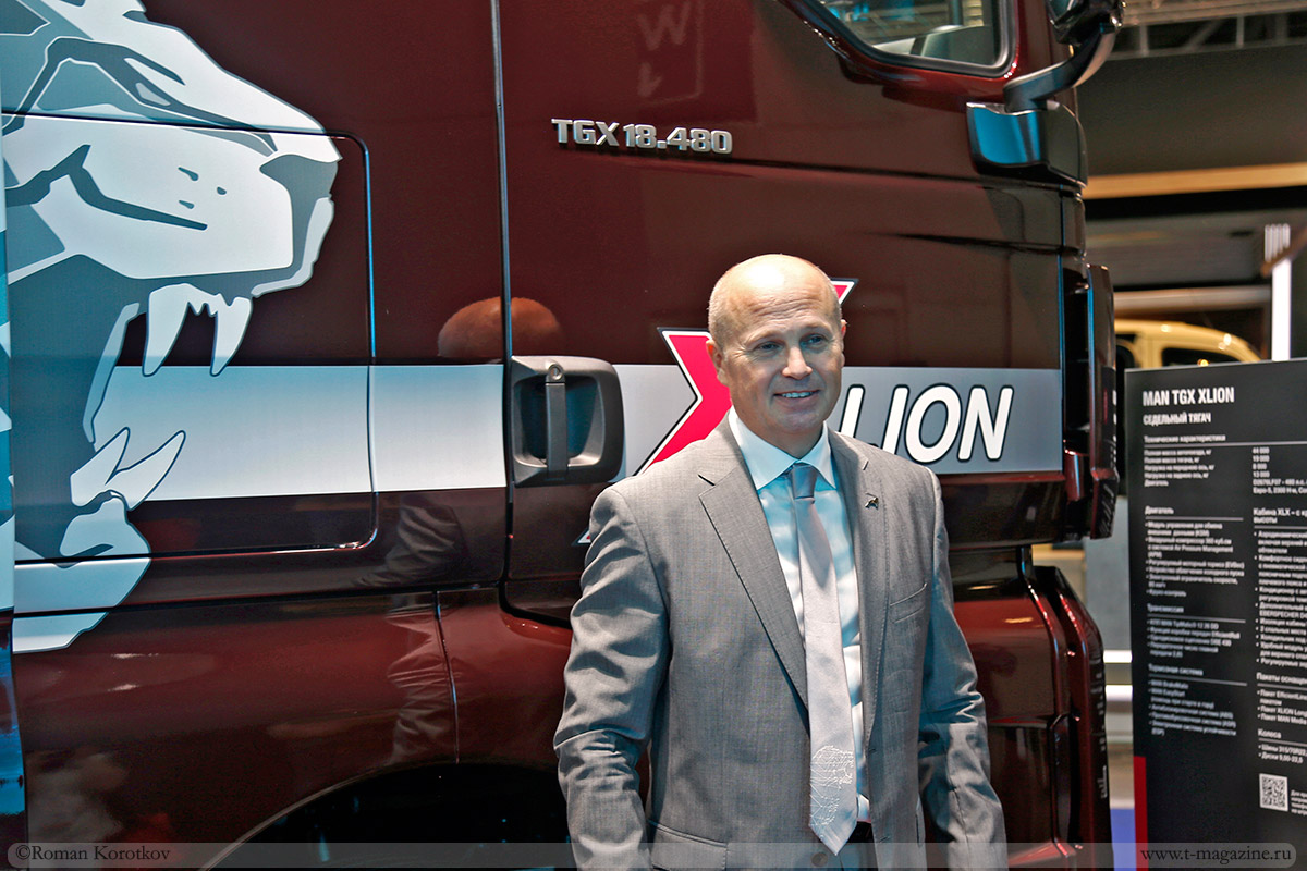 Фото генерального директора MAN Питера Андерссона на фоне грузовика