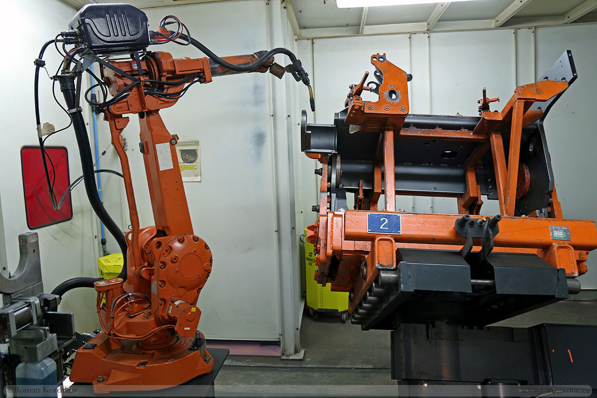 Фото с завода Vogele: сварочный робот