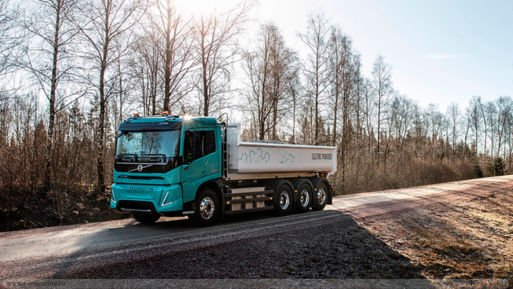Фото грузовика Volvo на дороге