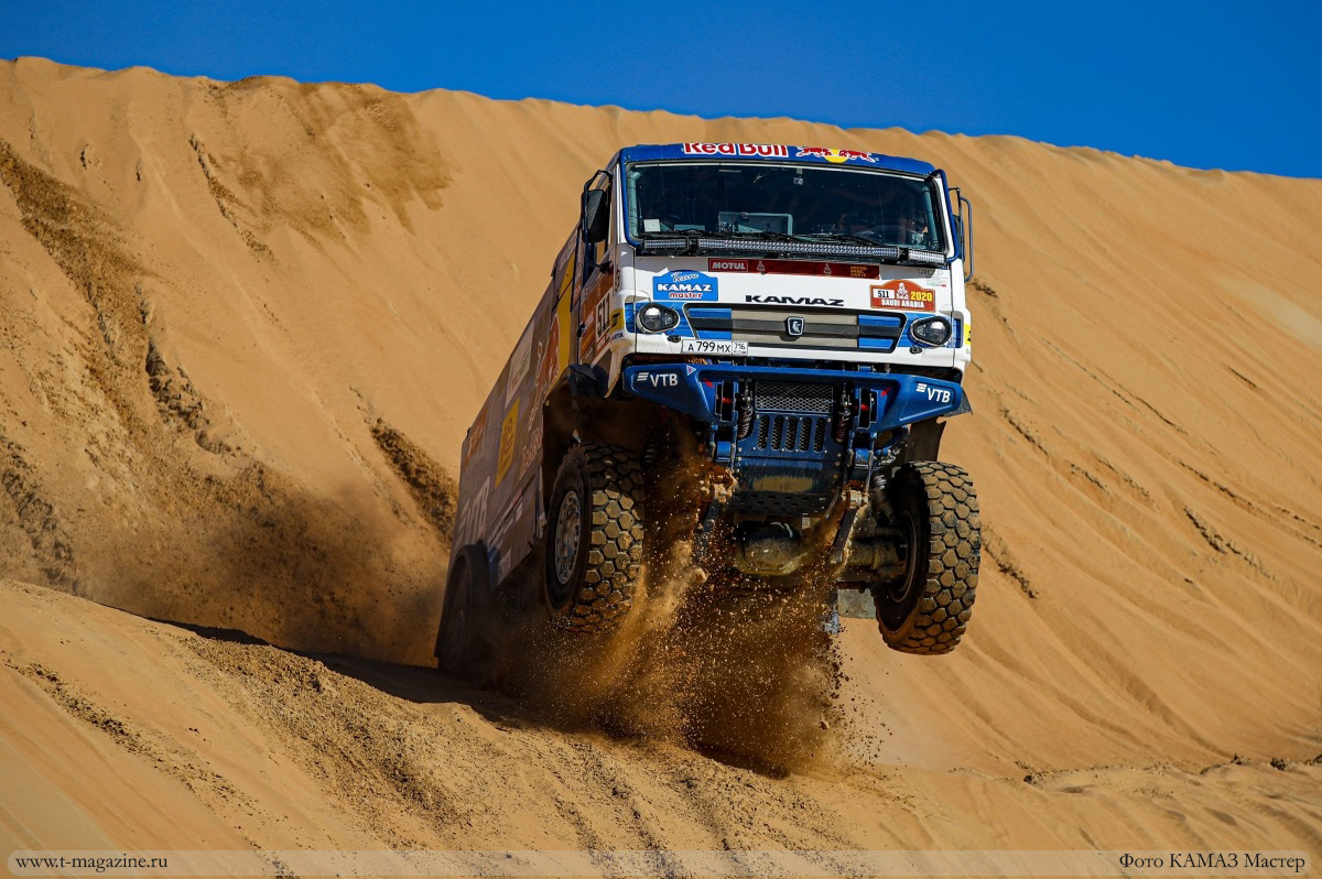 Фото гоночного грузовика Камаз преодолевающего песчанную дюну на ралли Dakar 2020