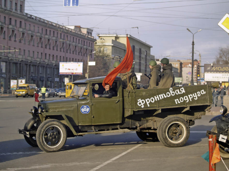 Ретро автомобиль ГАЗ АА полуторка на параде Победы в Челябинске