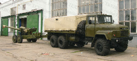 Грузовик КрАЗа-260 с пушкой на буксире