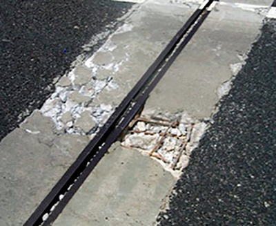 Разрушения деформационных швов на дороге